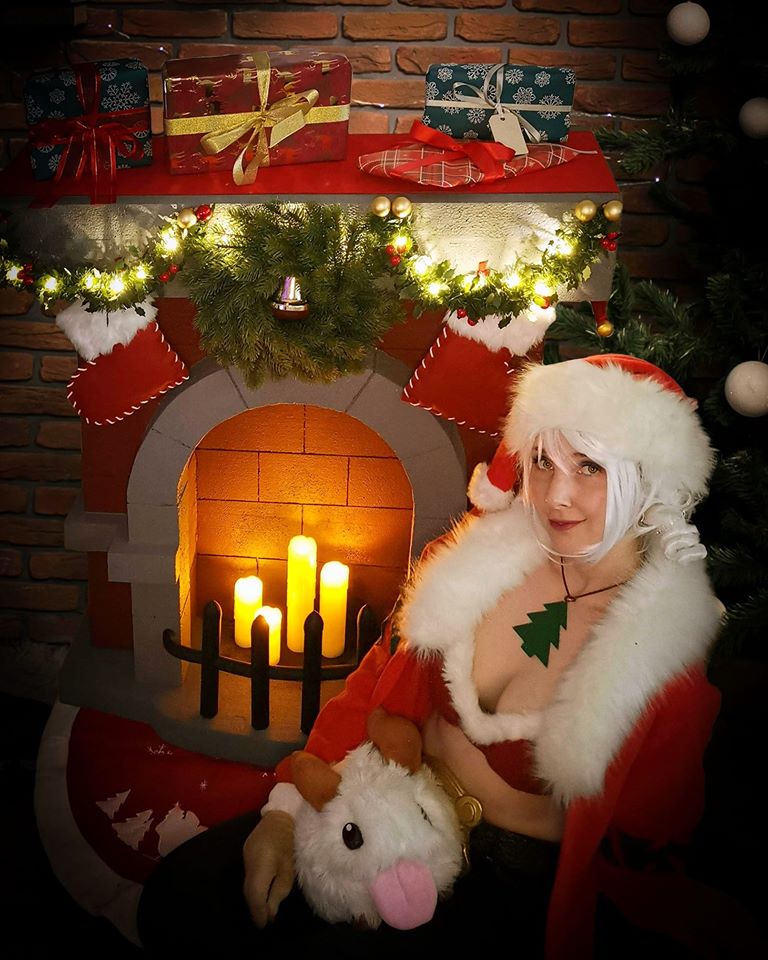 Evelyn Cosplay – (Female) Santa Braum – League of Legends